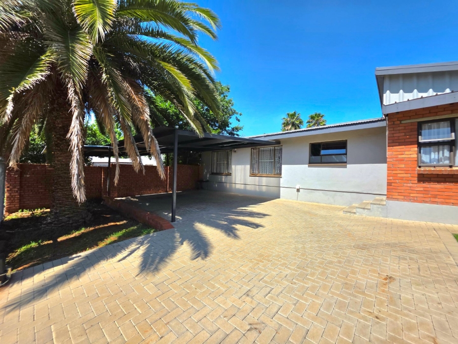 4 Bedroom Property for Sale in Generaal De Wet Free State